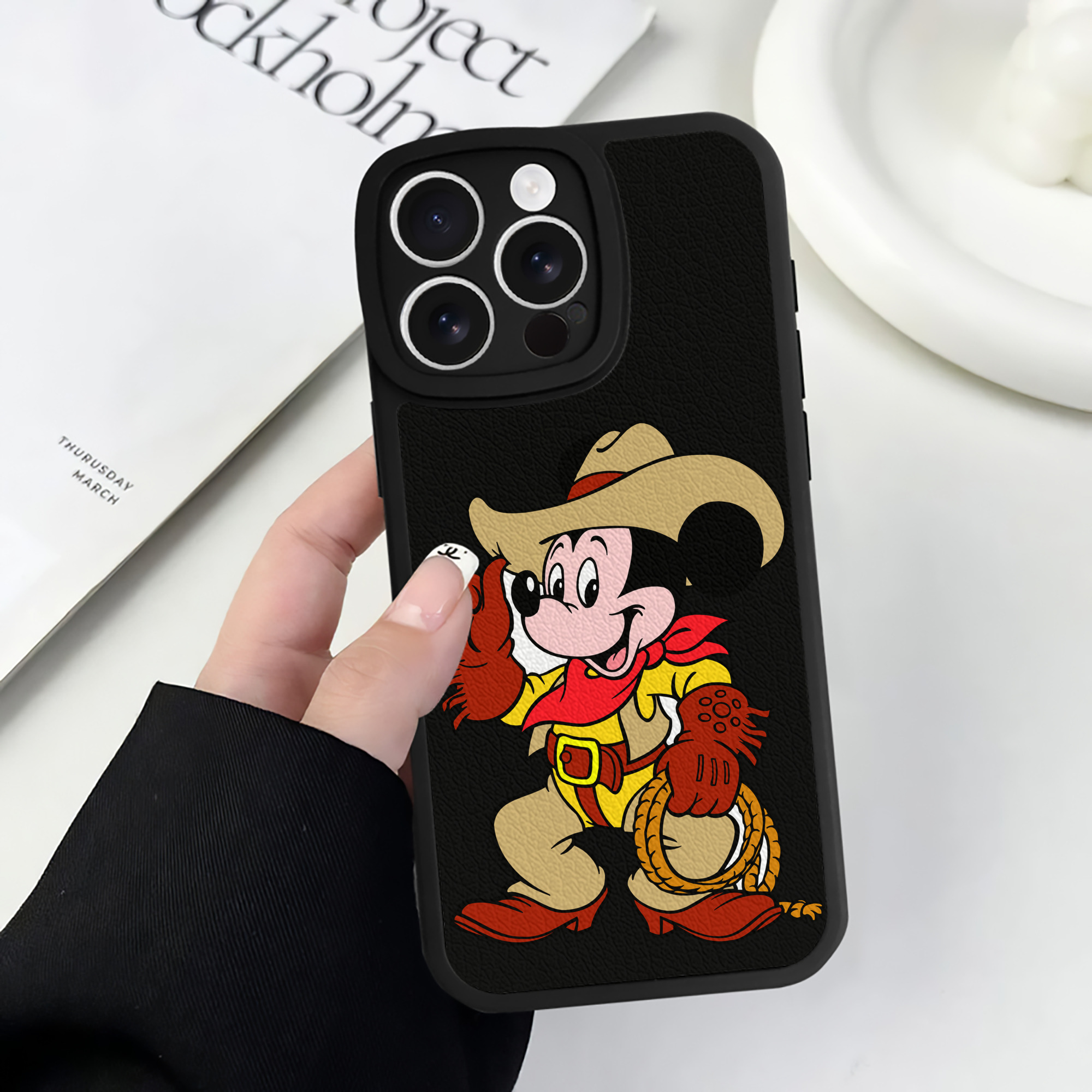 （画像用） ミッキーマウス Mickey Mouse 【iPhone 16シリーズ対応】シリコンスマホケース（レザー調） 材質：シリコン